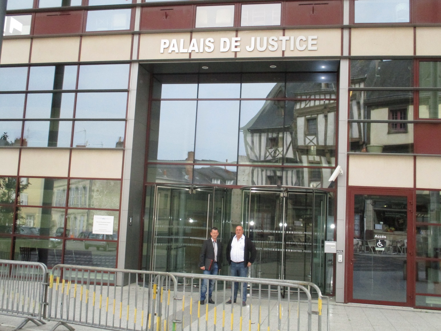 Pascal Sourdin et Jean-Claude Buttier devant le palais de justice